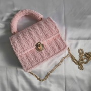 Różowa torebka handmade na plastikowej kanwie 