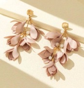 Kolczyki wiszące kwiaty materiałowe kolor pudrowy róż beż ze złotym dyskiem