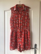 czerwony kombinezon w kwiatki