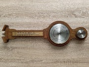 Duży barometr w drewnianej oprawie.