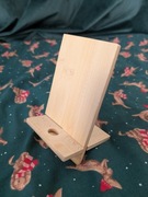 Drewniana podstawka na telefon