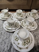 Elegancki Serwis QUEEN'S Rosina China - Białe Kwiaty, Złote Zdobienia