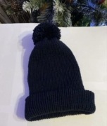 Granatowa czapka z pomponem długość 27  szerokość 13,5 cm 