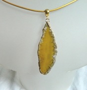 Jasnożółty nieregularny agat w złotej oprawie, wisiorek