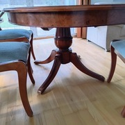 Stół owalny rozkładany i cztery krzesła.