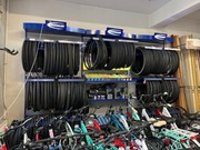 Stojak / Ekspozytor Opon Schwalbe , dętek Schwalbe