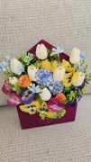 Kolorowy wiosenny flower box na prezent dekoracja wnętrza
