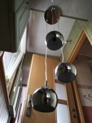 Lampa wisząca z 3 kloszami w chromie.