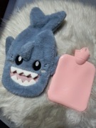 Uroczy termofor w miękkim pokrowcu w kształcie rekina 