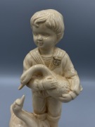 Figurka ceramiczna chłopca z gąskami 
