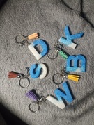 Brelok dowolna breloczek litera literka zawieszka imiennik żywica 