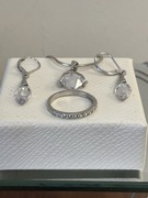 Srebrny pierścionek, kolczyki, łańcuszek z wisiorkiem
