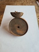 Stary zabytkowy drewniany wiszący kwietnik pokazany na zdjęciach