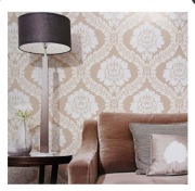 Beżowa tapeta z białym ornamentem glamour 