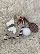 Brelok z motywem psa i rakiety tenisowej