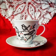 ręcznie malowana filiżanka ze spodkiem PTAKI