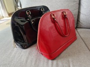 Dwie identyczne torebki czarna i czerwona