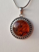 Srebrny wisior z dużym bursztynem pr 925