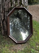 Duże lustro vintage w ciemnej drewnianej ramie