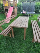Drewniane ławki i stół 