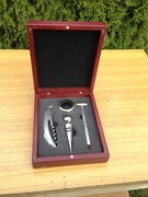 Zestaw, przybornik do wina w pudełku.