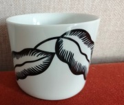 Duży kubek z uchem , zdobiony.