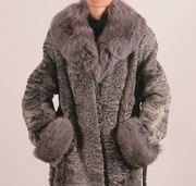 Futro naturalne Manzari, karakuły z kołnierzem i mankietami z lisa. 