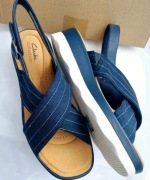 Sandały Clarks 41 granat niski koturn platforma