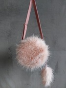 Różowa futrzana torebka na ramię, okrągły kuferek