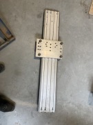 Solidna prowadnica aluminiowa z wózkiem.