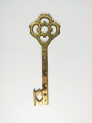 wieszak na klucze z mosiądzu, w kształcie ozdobnego klucza