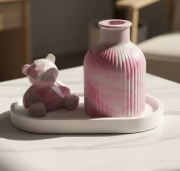 Na prezent, dekoracja, miś i wazonik na podstawce z gipsu polimerowego. 