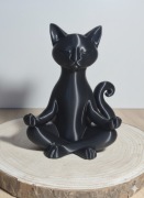 Figurka Dekoracyjna "Kot Nokka w Jodze" – Stylowy Akcent do Twojego Wnętrza