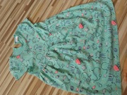 Sukienka z krótkim rękawem.