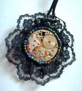 Zawieszka z koronką i mechanizmem zegarowym