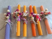 Świeczka gromnica z wosku pszczelego dekorowana suszonymi kwiatami 