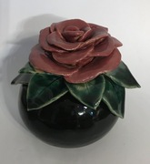 Szkatułka w kształcie kwiatu róży, ceramiczna 
