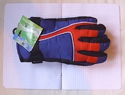 Rękawiczki dziecięce - zimowe w niebieskoczerwonym odcieniu.