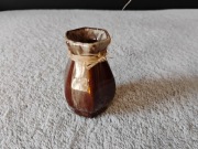 Mały wazon ceramiczny z brązową polewą typu "drip glaze". 
