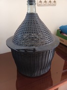 Balon do wina w koszu plastikowym pojemność  25 l.