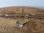 Złoty łańcuszek z niebieskimi diamentami i kamieniem księżycowym