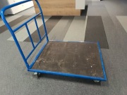 Wózek transportowy typu platforma.