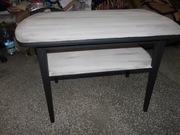 Stolik z półką w stylu shabby