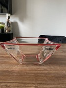 Szklana misa z czerwonym wykończeniem