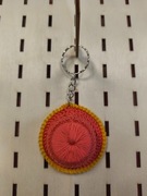 Ręcznie robiony brelok – mini kapelusz szydełkowy