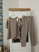 Dres w kolorze fango z żółtymi lampasami,masełko