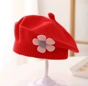 Beret dla dziewczynki z kwiatkiem –od 6 do 24 miesięcy