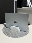 Minimalistyczny stojak pionowy na Macbooka - z filcowymi wkładkami