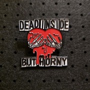 Pin metalowy przypinka z sercem na dłoniach ;)