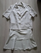 Kremowa garsonka damska o eleganckim kroju z delikatnym, kwiatowym akcentem